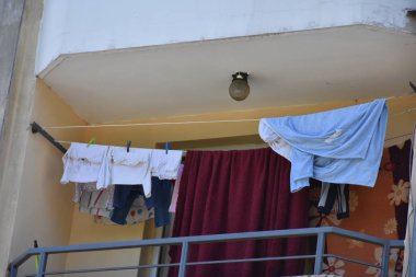 Yıkanmış giysiler ipe asılmış.