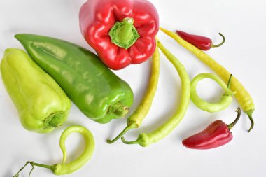 Beyaz arkaplanda biberler