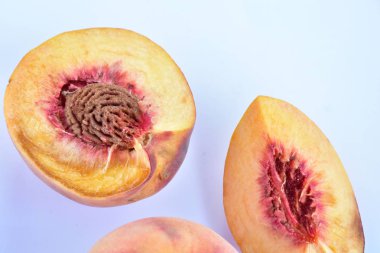 Olgun şeftaliler, yakından. 