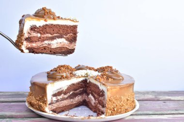 Çikolatalı kek kapatıyoruz 