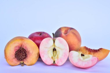 şeftali ve elma yakın 