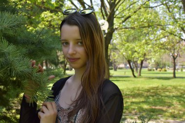 bir kız bir arka plan doğa portresi