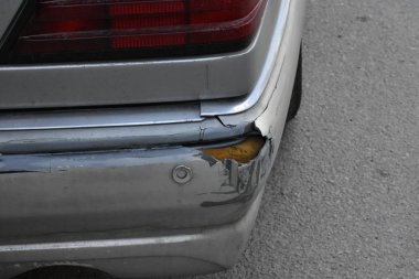 Bir kazadan sonra bozuk araba tamir edildi.