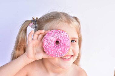 daughnut yakın portre ile kız 