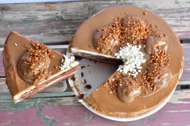 Çikolatalı kek kapatıyoruz 