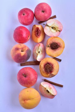 beyaz bir arka plan üzerinde şeftali ve elma
