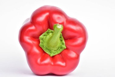 Beyaz arka planda kırmızı dolma biber