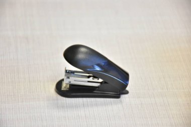 Beyaz arkaplanda zımba