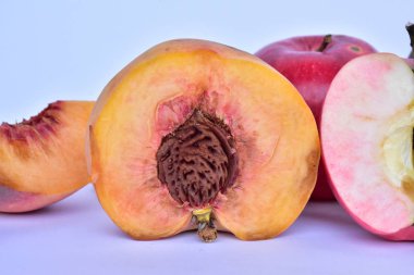 şeftali ve elma yakın 