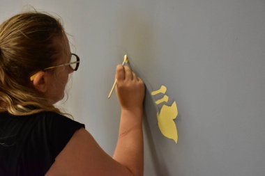 Bir fırçayla bir duvar çiz,