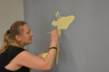 Bir fırçayla bir duvar çiz,