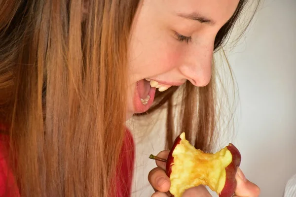 Girl Eating Stub Apple — Stock Photo, Image