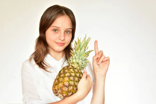 白い背景に女の子とパイナップル — ストック写真