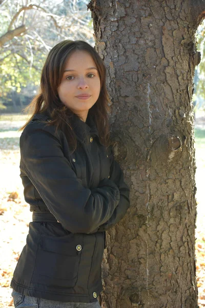 公園の女の子クローズアップ肖像画 — ストック写真