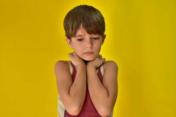 Portret Dziecka Przed Żółtym Tłem — Zdjęcie stockowe