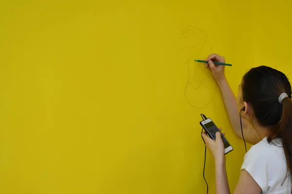 Mit Dem Pinsel Eine Wand Zeichnen — Stockfoto