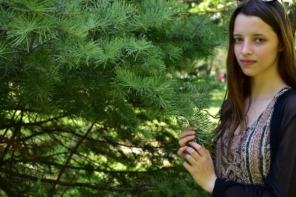 Retrato Uma Menina Fundo Natureza — Fotografia de Stock