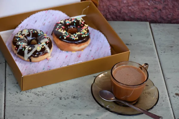 配甜甜圈和咖啡的盒子 — 图库照片