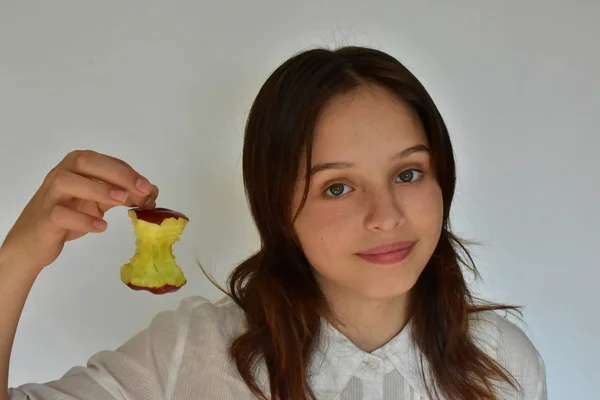 Muchacha Manzana Sobre Fondo Blanco — Foto de Stock