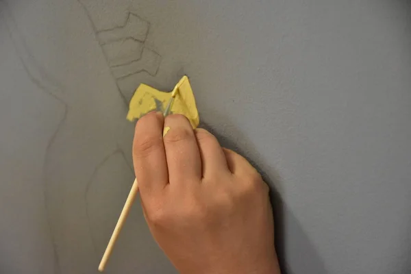 Mit Dem Pinsel Eine Wand Zeichnen — Stockfoto