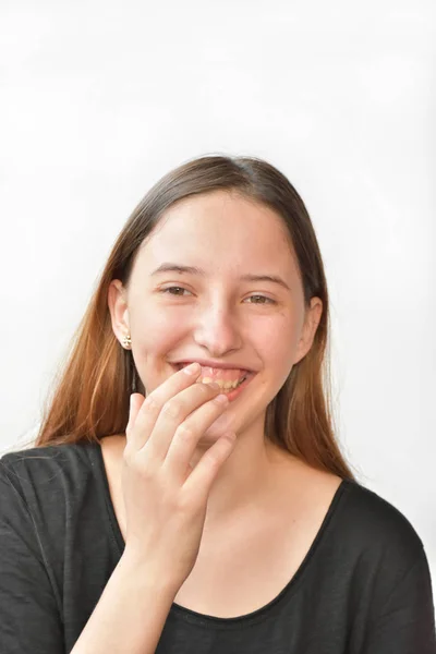 Een Meisje Maakt Een Wijsvinger Gebaar Een Witte Achtergrond — Stockfoto