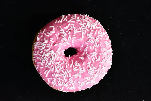 Donat Pink Pada Latar Belakang Hitam — Stok Foto