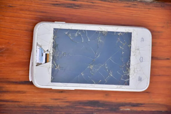 Сломанный Телефон Деревянном Фоне — стоковое фото