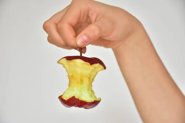 Δαγκωμένο Μήλο Και Χέρι Λευκό Φόντο — Φωτογραφία Αρχείου