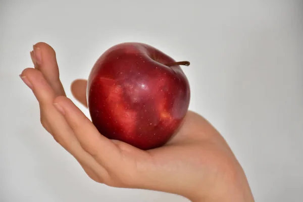Hand Und Apfel Aus Nächster Nähe — Stockfoto