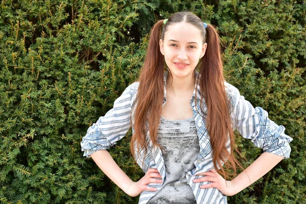 Hermosa Joven Posando Aire Libre Cerca Árbol Verde —  Fotos de Stock