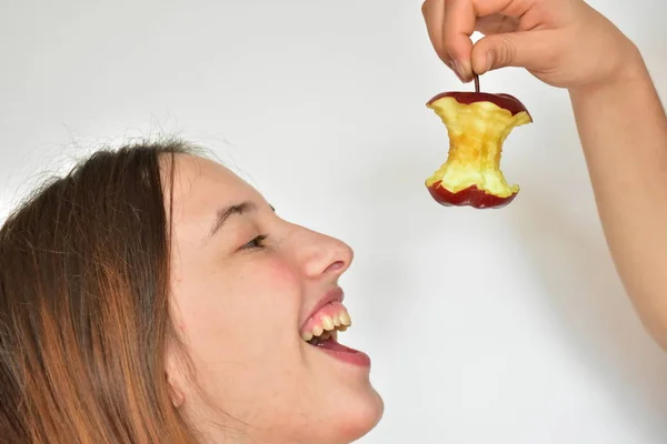 Gadis Makan Apel Rintihan — Stok Foto