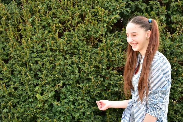 Mooi Jong Meisje Poseren Buiten Buurt Van Groene Boom — Stockfoto