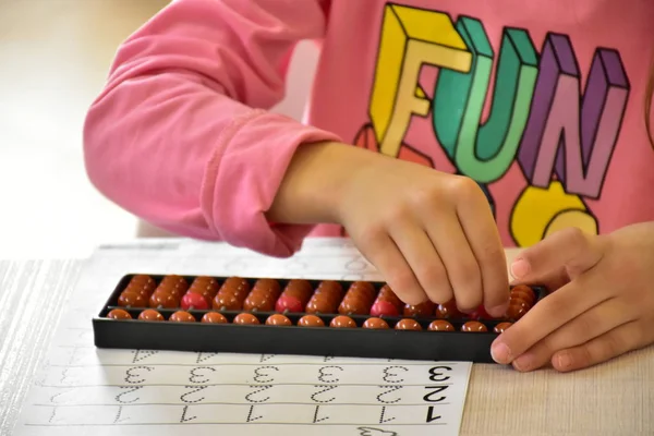 Niño Usando Abacus Cerca —  Fotos de Stock