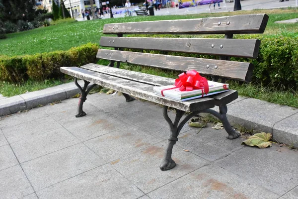 Gift Wooden Bench — Stock Photo, Image