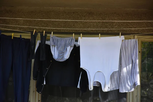 Πλυμένα Ρούχα Κρεμασμένα Σχοινί — Φωτογραφία Αρχείου