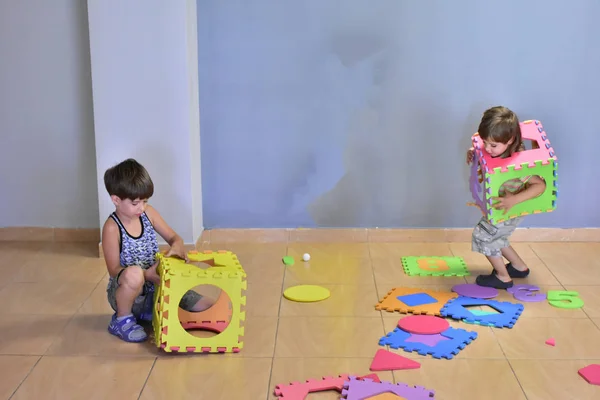 Niños Juega Jardín Infantes —  Fotos de Stock