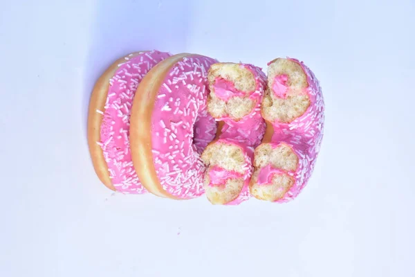 Rosa Donut Auf Weißem Hintergrund — Stockfoto