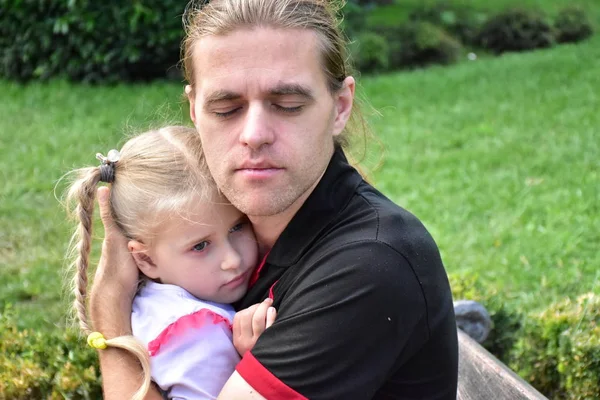 Tată Îmbrățișează Fiica Mică — Fotografie, imagine de stoc