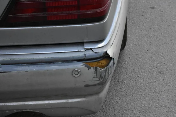 Bir kazadan sonra bozuk araba tamir edildi.