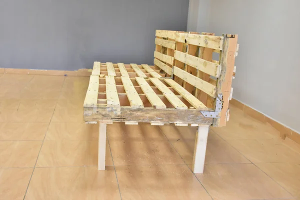 木製のパレットで作られたソファ — ストック写真