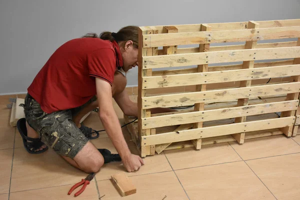 Carpinteiro Faz Móveis Madeira — Fotografia de Stock