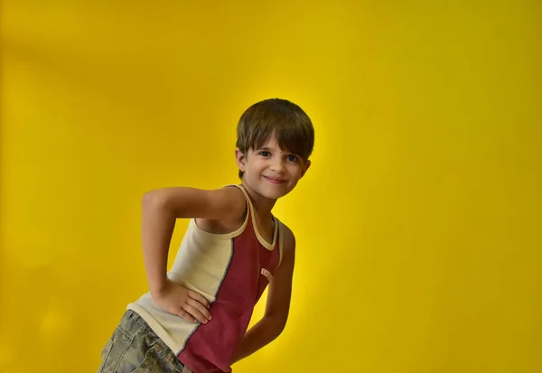 Retrato Uma Criança Contra Fundo Amarelo — Fotografia de Stock