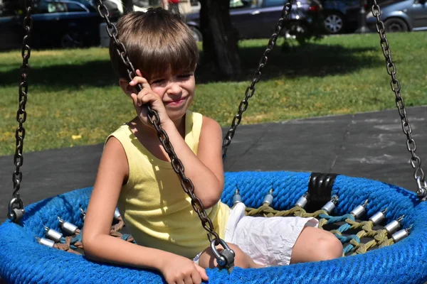 Uma Criança Brinca Parque Infantil — Fotografia de Stock