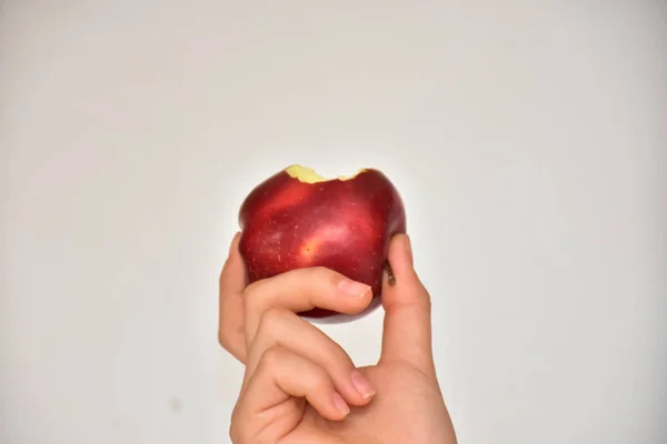 Hand Und Apfel Aus Nächster Nähe — Stockfoto