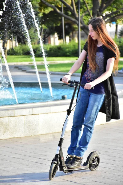 Mädchen Und Roller Aus Nächster Nähe — Stockfoto