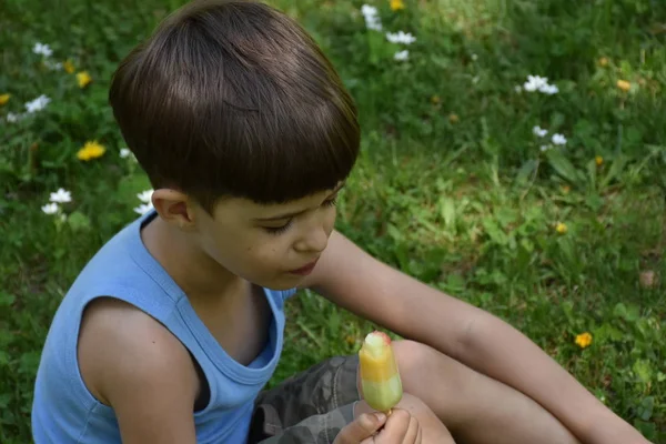 Child Eat Ice Cream — Stockfoto