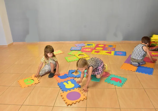 Kind Spielt Kindergarten Und Auf Spielplatz — Stockfoto