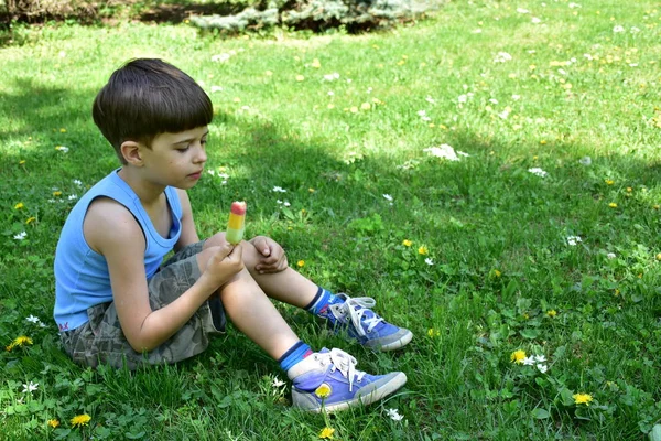 Child Eat Ice Cream — Stockfoto