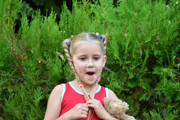 Close Van Portret Van Schattig Klein Meisje — Stockfoto