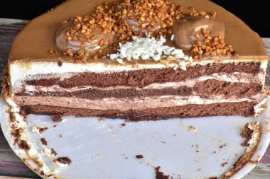 Çikolatalı kek kapatıyoruz 